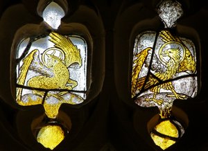 Fenêtre représentant les symboles des évangélistes - le taureau de Saint Luc et l