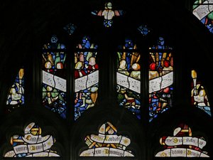Fenêtre s2 représentant des lumières de tracery avec des anges musiciens - English School