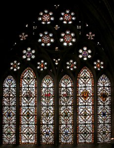 Fenêtre s5 représentant grisaille géométrique et rondelles dans les lumières de la rosace - English School