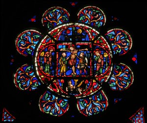 Fenêtre w0 représentant la Crucifixion avec Marie et Jean et des soldats avec une lance et l