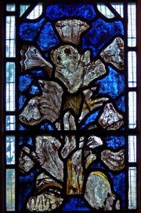 Fenêtre w9 représentant la Crucifixion du Lys : une fusion du lys (symbole de l