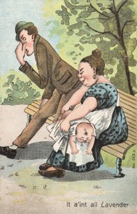 Femme changeant un bébé dans le parc
