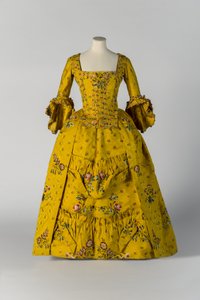 Robe ouverte et jupon brodés de jaune, c.1750 (soie) - English School