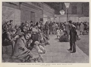 Cueilleurs de houblon attendant devant la gare de London Bridge pour le train de minuit vers le Kent