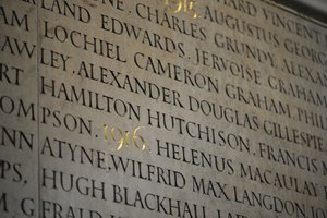 Mémorial aux membres de New College, Oxford, morts pendant la Première Guerre mondiale - Eric (workshop of) Gill