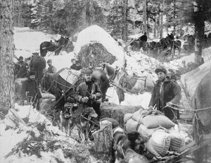 Prospecteurs montant la colline Porcupine sur le sentier de Skagway, Alaska, pendant la ruée vers l