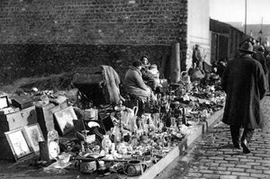Exposition de marchandises au marché aux puces, Paris, 1931 - Ernest Flammarion