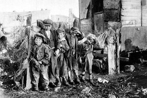 Un groupe de gamins des rues, Paris, 1931