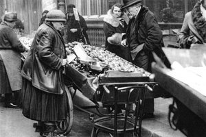 Un vendeur de fruits typique, Paris, 1931 - Ernest Flammarion