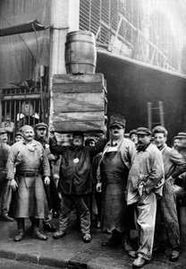 Porteurs au marché central, Paris, 1931