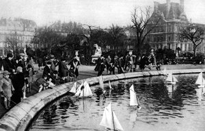 Bateaux jouets aux jardins des Tuileries, Paris, 1931
