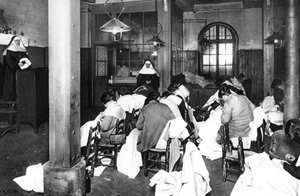 Atelier à la prison pour femmes de Saint-Lazare, Paris, 1931