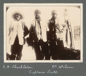 Photographie de groupe de Shackleton, du capitaine Scott et du Dr Wilson à leur retour à Discovery après la tentative d