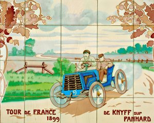 De Knyff conduisant une voiture Panhard lors du Tour de France de 1899 : carreaux de céramique fabriqués par Gilardoni Fils et Cie de Paris, d