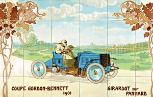 Girardot conduisant une voiture Panhard lors de la Coupe Gordon Bennet de 1901 : carreaux de céramique fabriqués par Gilardoni Fils et Cie de Paris, d