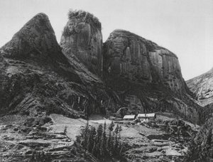 Ichangfu, Pi kia shan, Hupei, La montagne du porte-pinceau en face du temple de la grotte du roi dragon - Ernst Boerschmann