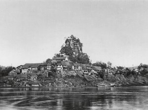 Shih pao chai, Wan yin shan, Szechuan, Village et Rocher Sacré sur les rives du Yangtsé - Ernst Boerschmann