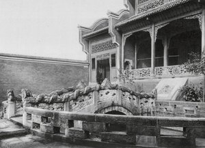 Wanhien, Wen miao, Szechuan, Avant-cour avec étang et pont dragon dans le Temple de Confucius à Wanhien - Ernst Boerschmann