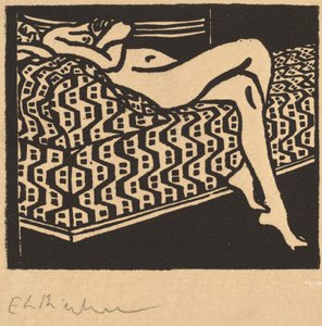 Fille nue allongée sur un canapé