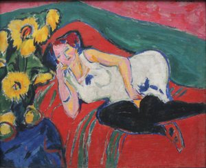 Femme au repos en chemise blanche