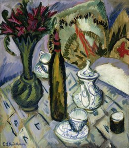 Théière, bouteille et fleurs rouges