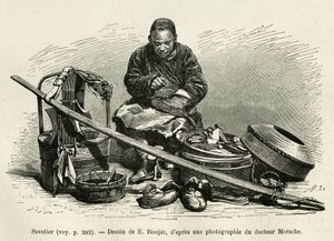 Le savetier ambulant répare les bottes mais aussi les harnais des voitures des hauts fonctionnaires du palais, au pied de la Porte de la Fleur Orientale du Palais Impérial à Pékin. Gravure d