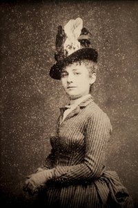 Camille Claudel (1864-1943). Portrait photographique vers 1886, par Étienne Carjat. Retrait. Musée des Beaux-Arts de Poitiers (France)