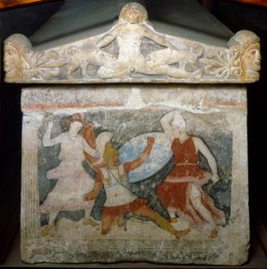 Art étrusque : « un soldat grec est attaqué par deux Amazones » Au-dessus, Actéon dévoré par ses chiens. Sarcophage des Amazones. Fin du IVe siècle av. J.-C. De Tarquinia. Florence, Museo Archeologico