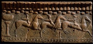 Art étrusque : frise décorée de chevaliers d