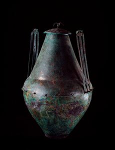 Civilisation étrusque : vase biconique en bronze avec double anse et couvercle de la tombe du char en bronze à Vulci, 680-670 av. J.-C. - Etruscan