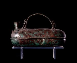 Civilisation étrusque : askos en bronze de la tombe du char en bronze à Vulci, 680-670 av. J.-C.