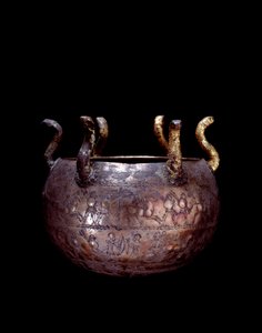 Civilisation étrusque : petit vase en argent avec serpents de la tombe princière dite Bernardini à Préneste