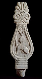 Civilisation étrusque : stèle de sépulcre en grès décorée de la silhouette d
