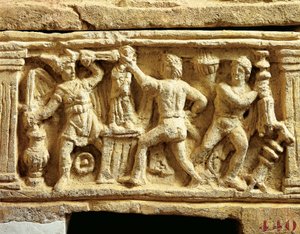 Civilisation étrusque, urne en tuf avec des scènes de Gaulois pillant des temples