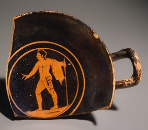 Kylix par Pteriu Paves, un fragment représentant un jeune homme et une inscription. Poterie à figures rouges, de la tombe 3 à Grotti (Toscane). Civilisation étrusque, IVe siècle av. J.-C.