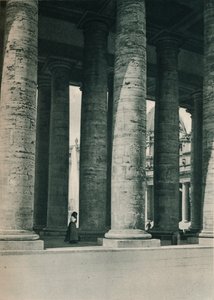 Partie de la colonnade de la place Saint-Pierre, Rome, Italie, vers 1926-1927