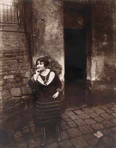 La Villette. Rue Asselin, prostituée attendant devant sa porte - Eugène Atget