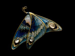 Art Nouveau : broche en or, émail translucide, opale, pierre de lune et diamant en forme de femme papillon. Atelier Eugène Feuillâtre (1870-1916). 1900 Parme, collection privée