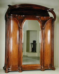 Armoire avec miroir central, vers 1900