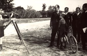 Mussolini posant avec son fils pour un photographe - Eugenio Risi