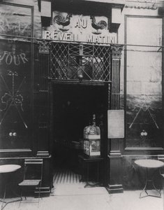 Au Réveil Matin, rue Amelot, 11e arrondissement, Paris - Eugène Atget