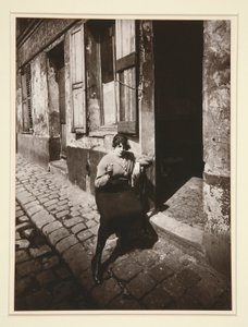 La Villette, fille publique faisant le quart, 19e. Avril 1921 - Eugène Atget