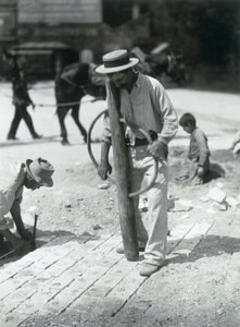 Paveur de rue, 1910 - Eugène Atget