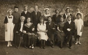 Portrait de groupe de jeunes en costume - European Photographer