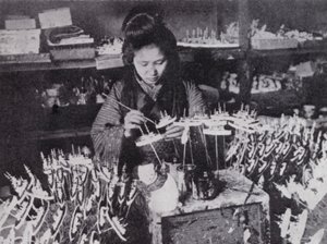 Fabrication de jouets japonais (photo n/b) - European Photographer