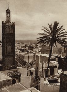 Tanger, Vue de la ville avec la mosquée Aissaula (photo n/b)