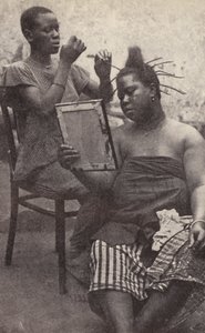 Femme ouest-africaine se faisant coiffer - European Photographer