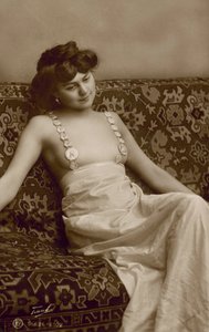 Femme portant une robe osée