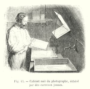 Cabinet noir du photographe, éclairé par des carreaux jaunes - European School