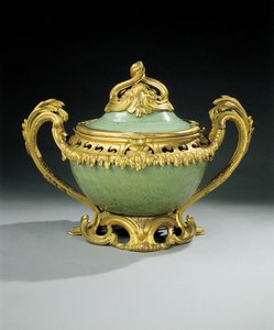 Vase pot-pourri Louis XV (porcelaine céladon chinoise montée en or moulu) - European School